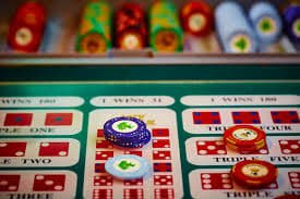 Kartu-kartu Three Card Poker ditampilkan secara real-time